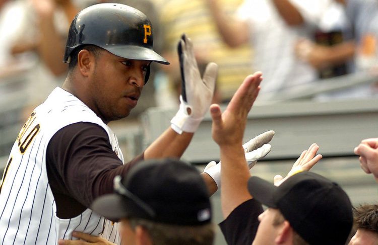 En esta foto del 30 de julio de 2006, José Castillo, quien falleció el 7 de diciembre de 2018 en un accidente de tránsito, es felicitado en la cueva de los Piratas de Pittsburgh por compañeros tras batear un jonrón en el noveno inning ante los Gigantes de San Francisco. Foto: Tom E. Puskar / AP / Archivo.