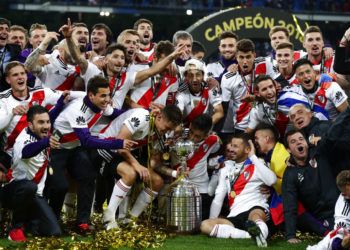 Jugadores de River Plate festejan con el trofeo de campeones de la Copa Libertadores tras vencer a Boca Juniors en la final en Madrid, el domingo 9 de diciembre de 2018. Foto: Manu Fernández / AP.