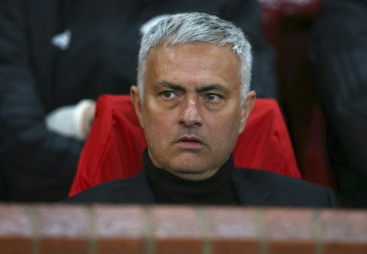 ARCHIVO - En esta fotografía de archivo del martes 23 de octubre de 2018, José Mourinho, técnico del Manchester United, observa un partido entre su equipo y la Juventus en Old Trafford, en Manchester, Inglaterra. (AP Foto/Dave Thompson, archivo)