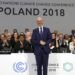 El presidente Michal Kurtyka posa para una fotografía tras el anuncio del acuerdo final durante la sesión de clausura de la Conferencia sobre el Cambio Climático (COP24) en Katowice, Polonia, el sábado 15 de diciembre de 2018. Foto: Czarek Sokolowski / AP.