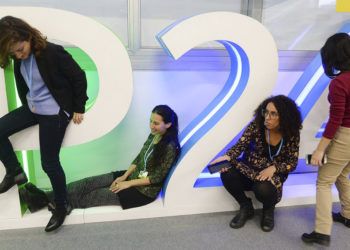 Participantes en cumbre del clima de Naciones Unidas se toman fotografías con el logo de la COP24, en Katowice, Polonia, el 11 de diciembre de 2018. Foto: Czarek Sokolowski / AP.