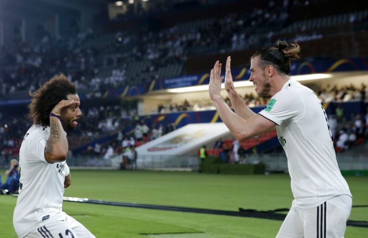 Gareth Bale (derecha) del Real Madrid festeja con Marcelo tras anotar el primer gol ante Kashima Antlers en las semifinales del Mundial de Clubes en Abu Dabi, Emirates Árabes Unidos, el miércoles 19 de diciembre de 2018. Foto: Hassan Ammar / AP.