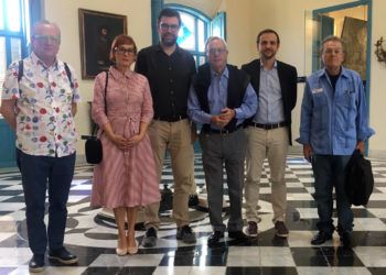 El alcalde de Palma, Antoni Noguera (3-izq) junto a miembros de su delegación y a Eusebio Leal (4-izq), Historiador de La Habana, durante la visita del político mallorquín a la capital cubana. Foto: mallorcadiario.com