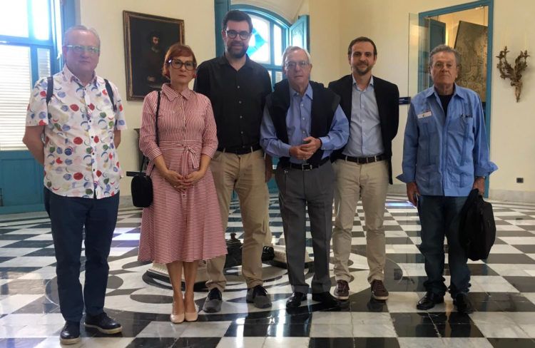 El alcalde de Palma, Antoni Noguera (3-izq) junto a miembros de su delegación y a Eusebio Leal (4-izq), Historiador de La Habana, durante la visita del político mallorquín a la capital cubana. Foto: mallorcadiario.com