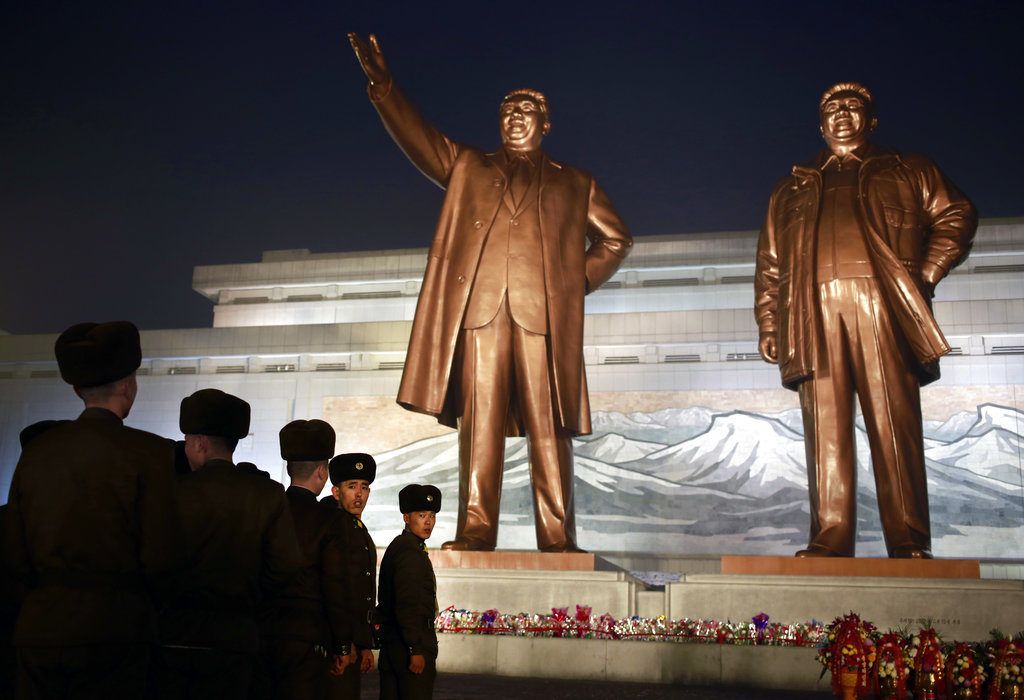 Soldados de Corea del Norte se forman para rendir tributo a las estatuas de bronce de los fallecidos líderes Kim Il Sung y Kim Jong Il en Mansu Hill, en Pyongyang, Corea del Norte, el domingo 16 de diciembre de 2018. Foto: Dita Alangkara / AP.