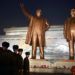 Soldados de Corea del Norte se forman para rendir tributo a las estatuas de bronce de los fallecidos líderes Kim Il Sung y Kim Jong Il en Mansu Hill, en Pyongyang, Corea del Norte, el domingo 16 de diciembre de 2018. Foto: Dita Alangkara / AP.