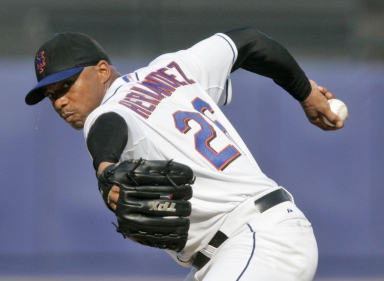 Orlando Hernández lanzando por los Mets contra los Dodgers el 25 de agosto del 2007 en Nueva York. La nueva generación de beisbolistas cubanos no tendrá que vivir las odiseas que sobrellevaron el "Duque" y muchos otros peloteros para salir de la isla y jugar en EEUU gracias a un acuerdo entre las autoridades cubanas y las grandes ligas. (AP Photo/Frank Franklin II, File)