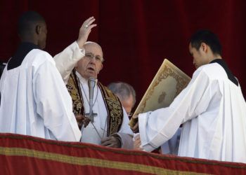 El papa Francisco da su discurso de Navidad "Urbi et Orbi" (latín de "A la ciudad y el mundo") en el balcón principal de la Basílica de San Pedro en el Vaticano, el martes 25 de diciembre de 2018. Foto: Alessandra Tarantino / AP.