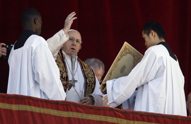 El papa Francisco da su discurso de Navidad "Urbi et Orbi" (latín de "A la ciudad y el mundo") en el balcón principal de la Basílica de San Pedro en el Vaticano, el martes 25 de diciembre de 2018. Foto: Alessandra Tarantino / AP.