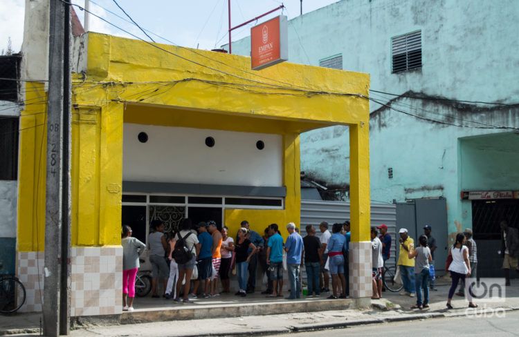 Cola para comprar pan en una panadería de la Calzada de 10 de Octubre. Foto: Otmaro Rodríguez.