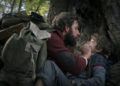 En esta imagen difundida por Paramount Pictures, John Krasinski, a la izquierda, y Noah Jupe en una escena de "A Quiet Place". (Jonny Cournoyer/Paramount Pictures vía AP)