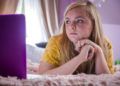 Elsie Fisher en una escena de "Eighth Grade". (Linda Kallerus/A24 vía AP)