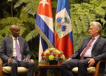 El presidente cubano, Miguel Diaz-Canel y su homólogo de Haití, Jovenel Moïse, en la sede del Palacio de la Revolución de La Habana. EFE/ Yamil Lage.