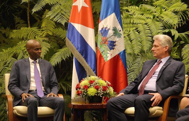 El presidente cubano, Miguel Diaz-Canel y su homólogo de Haití, Jovenel Moïse, en la sede del Palacio de la Revolución de La Habana. EFE/ Yamil Lage.