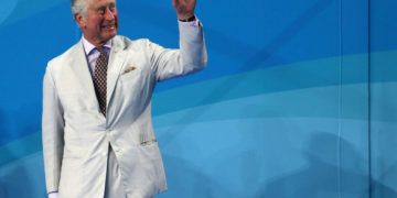 El príncipe Carlos de Gran Bretaña saluda en los Juegos de la Mancomunidad Británica en la Gold Coeast, Australia, 5 de abril de 2018. (AP Foto/Rick Rycroft)