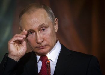 Fotografía de archivo del 8 de abril de 2018 del presidente ruso Vladimir Putin mientras asiste al servicio de Pascua en la Catedral de Cristo Salvador en Moscú. Foto: Alexander Zemlianichenko, Pool / AP.