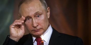 Fotografía de archivo del 8 de abril de 2018 del presidente ruso Vladimir Putin mientras asiste al servicio de Pascua en la Catedral de Cristo Salvador en Moscú. Foto: Alexander Zemlianichenko, Pool / AP.