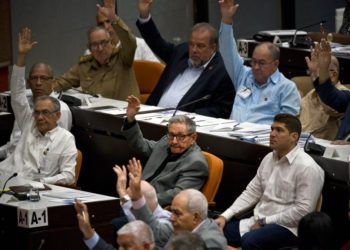 El ex presidente cubano Raúl Castro vota durante una sesión para debatir una nueva constitución en La Habana, el 21 de diciembre de 2018. Foto: Ramón Espinosa / AP.