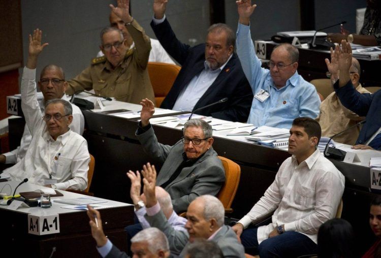 El ex presidente cubano Raúl Castro vota durante una sesión para debatir una nueva constitución en La Habana, el 21 de diciembre de 2018. Foto: Ramón Espinosa / AP.