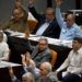 El ex presidente cubano Raúl Castro vota durante una sesión para debatir una nueva constitución en La Habana, el 21 de diciembre de 2018. Foto: Ramón Espinosa / AP.