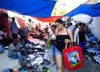 Mercado callejero en Puerto Príncipe, Haití, diciembre de 2018. Foto: Dieu Nalio Chery / AP.