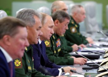 Desde la izquierda, Sergei Ivanov, representante especial ruso de cuestiones de ecología y transporte, ministro de Defensa ruso Sergei Shoigu, presidente ruso Vladimir Putin, y jefe de despacho ruso Valery Gerasimov, mientras supervisan la prueba del misil hipersónico Avangard desde la sala de control del Ministerio de Defensa en Moscú, Rusia, el miércoles 26 de diciembre de 2018. Foto: Mikhail Klimentyev / Sputnik / Kremlin Pool vía AP.