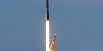 Un cohete SpaceX Falcon 9 lanzado desde la Base Aérea Vandenberg, California el 3 de diciembre de 2018. Foto: Senior Airman Clayton Wear/U.S. Air Force vía AP.