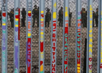 Agentes de la Patrulla Fronteriza estadounidense montan guardia en San Diego, California, 10 de diciembre de 2018. Foto: Rebecca Blackwell / AP.