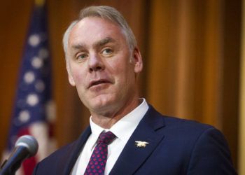 El secretario estadounidense del Interior, Ryan Zinke, cuya salida del cargo fue anunciada por el presidente Trump. Foto: Cliff Owen / AP.