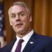 El secretario estadounidense del Interior, Ryan Zinke, cuya salida del cargo fue anunciada por el presidente Trump. Foto: Cliff Owen / AP.