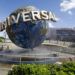 Visitantes de un parque temático descansado con rocío de agua en el globo en Universal Studios City Walk en Orlando, Florida. Foto: John Raoux / AP.