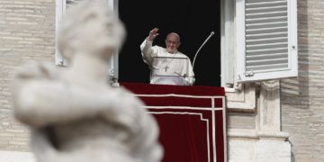 El papa Francisco saluda a los fieles desde la ventana de su estudio sobre la Plaza de San Pedro, Vaticano, 16 de diciembre de 2018. Foto: Gregorio Borgia / AP.