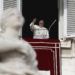 El papa Francisco saluda a los fieles desde la ventana de su estudio sobre la Plaza de San Pedro, Vaticano, 16 de diciembre de 2018. Foto: Gregorio Borgia / AP.