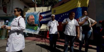 Médicos cubanos en Venezuela. Foto: elestimulo.com / Archivo.