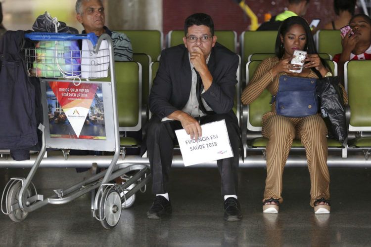 En esta foto de archivo del 22 de noviembre de 2018, doctores cubanos esperan para volar a casa desde el aeropuerto de Brasilia. Brasil. Foto: Eraldo Peres / AP / Archivo.