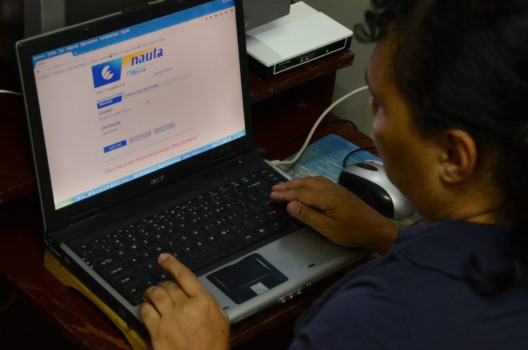 Un hombre navega en Internet en su vivienda. Foto: Joaquín Hernández/Xinhua/Archivo.