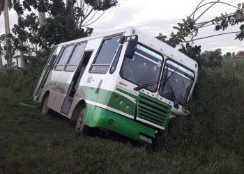 Ómnibus accidentado este miércoles en Pinar del Río, tras impactar con un camión de carga. Foto: Periódico Guerrillero.