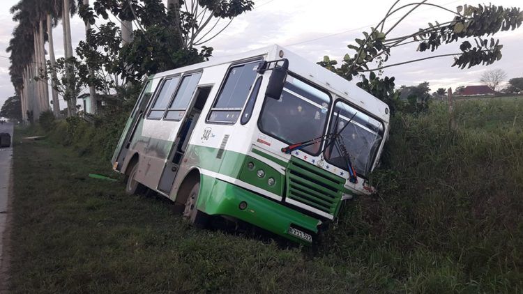 Ómnibus accidentado este miércoles en Pinar del Río, tras impactar con un camión de carga. Foto: Periódico Guerrillero.