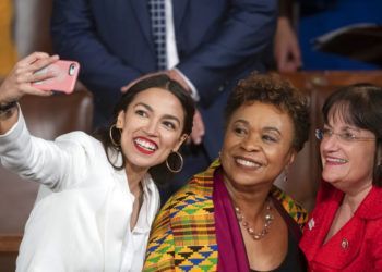 La representante Alexandria Ocasio-Cortez, demócrata de Nueva York, se toma una selfie con la representante Ann McLane Kuster, demócrata de Nueva Hampshire, y la representante Barbara Lee, demócrata de California, en el primer día del Congreso 116 con mayoría demócrata en el Capitolio, Washington, el jueves 3 de enero de 2019. Foto: J. Scott Applewhite / AP.