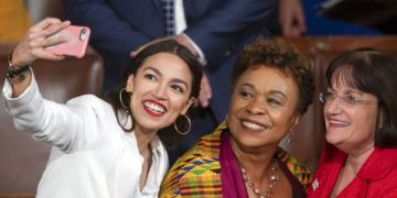 La representante Alexandria Ocasio-Cortez, demócrata de Nueva York, se toma una selfie con la representante Ann McLane Kuster, demócrata de Nueva Hampshire, y la representante Barbara Lee, demócrata de California, en el primer día del Congreso 116 con mayoría demócrata en el Capitolio, Washington, el jueves 3 de enero de 2019. Foto: J. Scott Applewhite / AP.