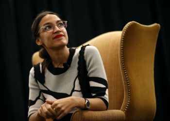 Alexandra Ocasio-Cortez la mujer más joven que ha llegado al Congreso en la historia de Estados Unidos. Foto: AP.