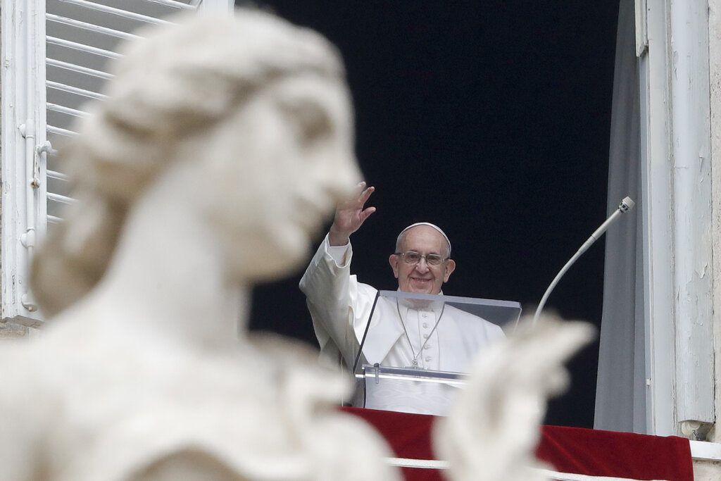 El papa Francisco saluda a los fieles que esperan a la oración del Angelus, desde la ventana de su estudio, con vistas a la Plaza de San Pedro, en el Vaticano, el 20 de enero de 2019. (AP Foto/Andrew Medichini)