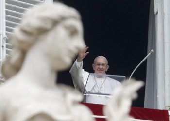 El papa Francisco saluda a los fieles que esperan a la oración del Angelus, desde la ventana de su estudio, con vistas a la Plaza de San Pedro, en el Vaticano, el 20 de enero de 2019. (AP Foto/Andrew Medichini)