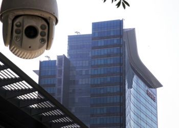 Vista de una cámara de vigilancia instalada cerca de la sede de Huawei en Shenzhen, en la provincia de Guangdong, en el sur de China. Foto: Andy Wong / AP / Archivo.