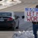 Un trabajador de la Agencia de Protección Ambiental de EEUU (EPA, por sus siglas en inglés) afectado por el cierre parcial del gobierno protesta con un cartel ante las oficinas del senador Mitch McConnell, en Park Hills, Kentucky, el 22 de enero de 2019. Foto: Bryan Woolston / AP.