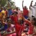 Manifestantes bloquean el tráfico y corean consignas tras reportes sobre dos mujeres en edad fértil a las que se les negó la entrada al templo de Sabarimala, uno de los mayores lugares de peregrinaje hindú del mundo, en Thiruvananthapuram, Kerala, India, el 2 de enero de 2019. Foto: R S Iyer / AP.