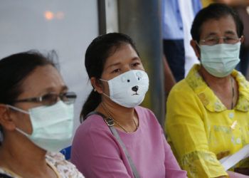 Mujeres con máscaras protectoras esperan en una estación de autobuses en la muy contaminada Bangkok, Tailandia, el lunes 14 de enero de 2019. Foto: Sakchai Lalit / AP.