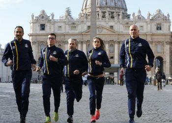 Miembros del equipo de atletismo del Vaticano. Foto: @elchiringuitotv / Twitter.