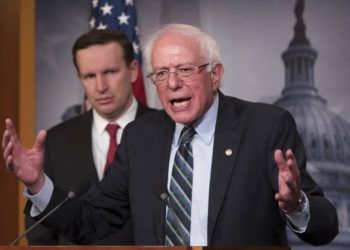 Bernie Sanders (der), juno a Chris Murphy, senador demócrata por Connecticut, habla durante una conferencia de prensa en el Capitolio, en diciembre de 2018. Foto: J. Scott Applewhite / AP.