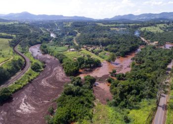 Una toma aérea muestra las inundaciones provocadas por el colapso de una presa de relaves con mineral de hierro cerca de Brumandinho, Brasil, el viernes 25 de enero de 2019. Foto: Bruno Correia/Nitro vía AP.